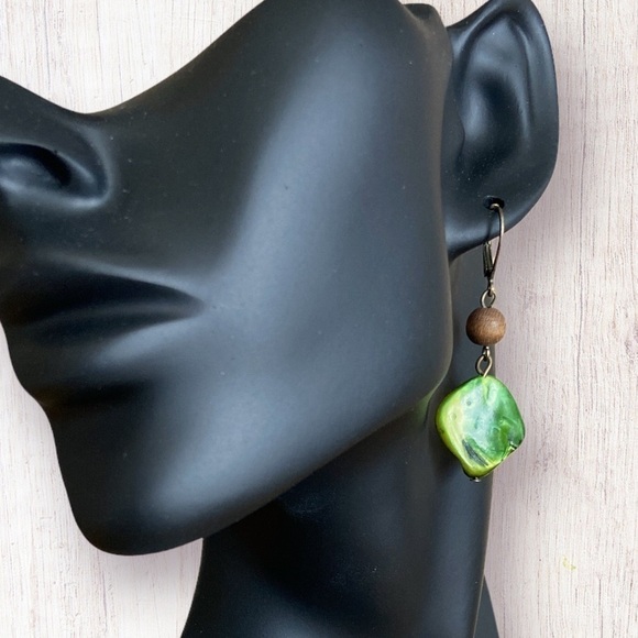 🦄 Asymmetrical Green Dangling Earrings - Picture 1 of 9